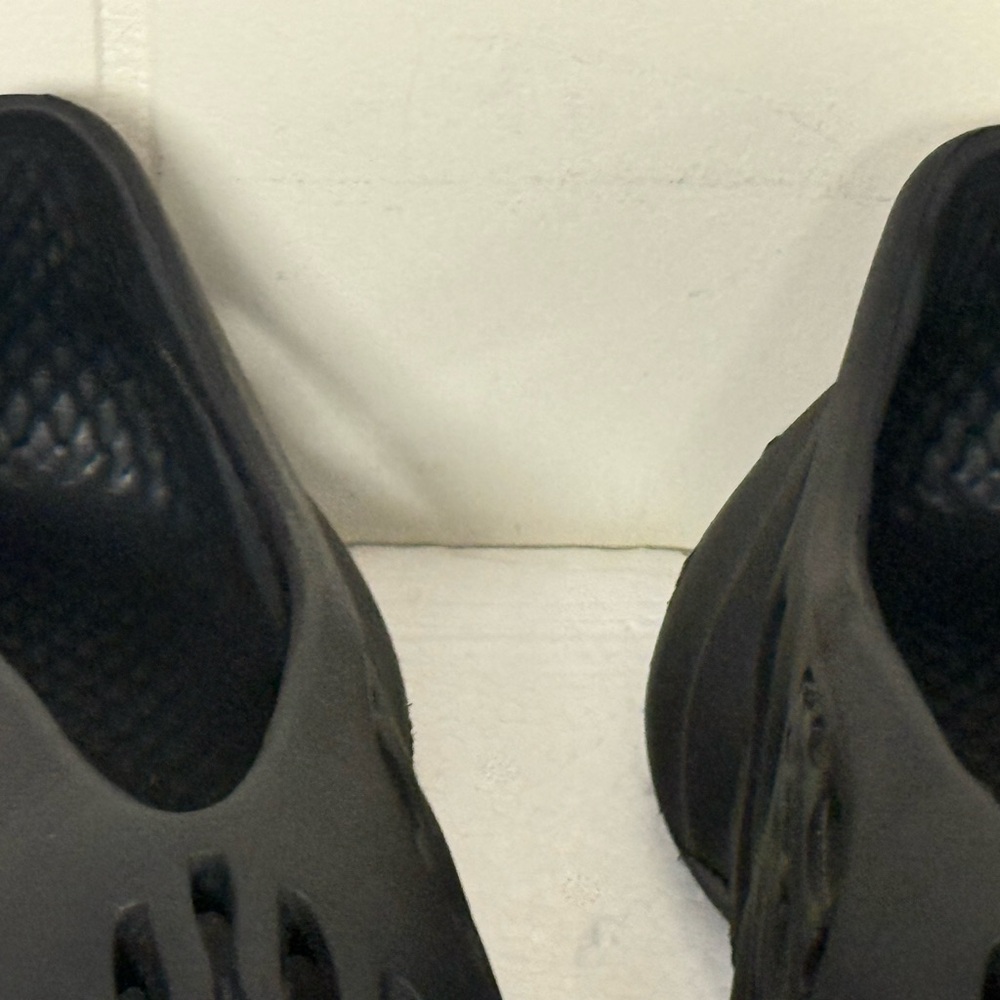 Sleek Black Men's Sandals